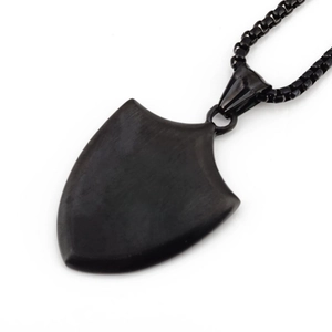 Collana con ciondolo a scudo minimalista in acciaio spazzolato nero opaco per uomo