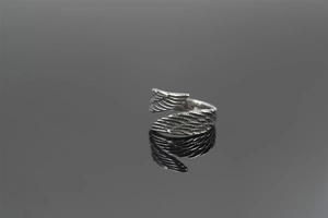Dettaglio dell'anello ali d'angelo con finitura argento vintage e piume incise
