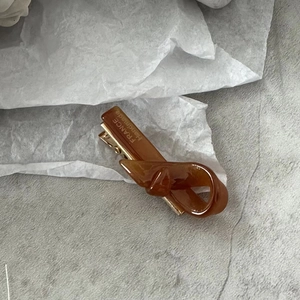 Barrette nœud en acétate écaille d'ambre avec logo doré France fait main élégant