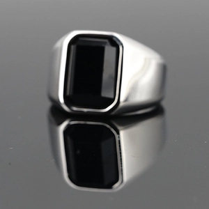 Bague large pour homme en acier titane avec pierre noire carrée et reflet miroir pur
