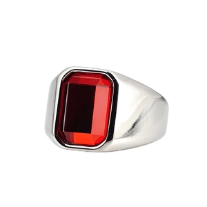 Chevalière pour homme en acier argenté avec une grande pierre rouge de taille émeraude sur fond blanc