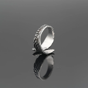Anello con piuma d'ala d'angelo vintage in acciaio al titanio con finitura retrò e boho