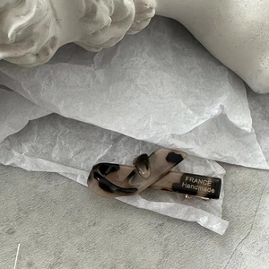 Barrette en acétate à motif écaille de tortue avec logo doré France Handmade ton ambre