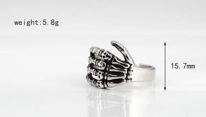 Makroaufnahme der Punk-Skeletthand-Ring mit Totenkopf-Details und Größenangaben