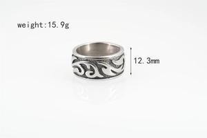 Vue détaillée montrant la largeur de 12,3 mm et le poids de 15,9 g de cette bague flamme
