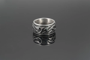 Vue rapprochée d'une bague en acier titane argenté vintage avec motif de flamme