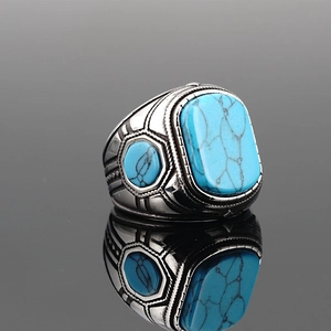 Anillo vintage para hombre de acero de titanio con gran piedra turquesa azul y plata antigua