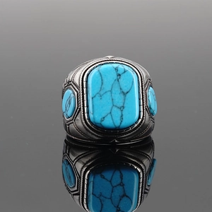 Anillo vintage de acero de titanio para hombre con piedra turquesa y grabados retro
