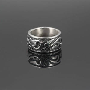 Bague rétro en acier titane avec motifs de flammes tribales en relief et finition argentée