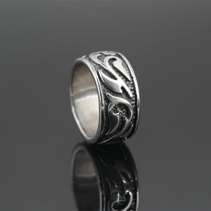 Bague totem flamme en acier titane argenté poli avec motif vintage en relief pour homme