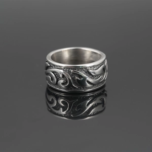 Bague rétro en acier titane avec totem de flamme et motifs tribaux en relief