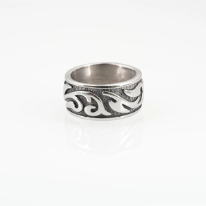 Bague vintage en acier titane avec motif de totem de flamme et finition oxydée