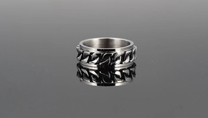 Detailed macro view of silver rotating spinner ring with Cuban chain link texture