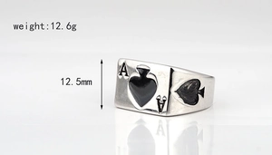 Detailsicht des Pik-As-Siegelrings mit 12,5 mm Breite und 12,6 g Gewichtsangabe