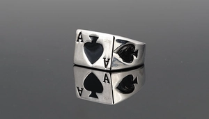 Makroaufnahme von Hip-Hop Pik-As Ring mit Vintage-Silber-Finish auf schwarzer Oberfläche