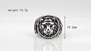 Macro shot showing tiger head ring dimensions 19.2mm height and 14.7g weight details