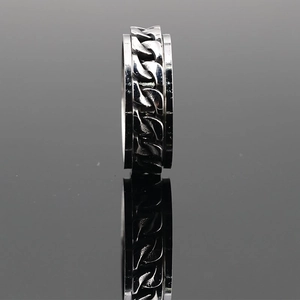 Minimalist silver stainless steel spinner ring with punk chain texture and mirror reflection
