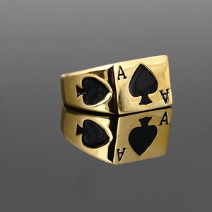Polierter goldener Herrenring aus Edelstahl mit Pik-Ass-Pokermotiv-Design