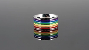 Makroansicht des regenbogenfarbenen Streifenmusters auf der Edelstahlring-Oberfläche
