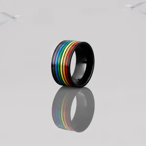 Regenbogen Stolz Flagge gestreifter Ring auf schwarzem Edelstahlband mit Spiegelung