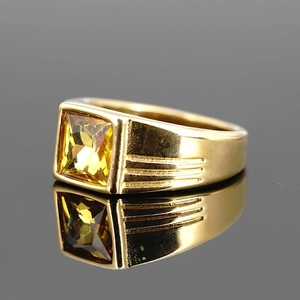 Herrenring aus goldfarbenem Edelstahl mit einem großen quadratischen gelben Edelstein