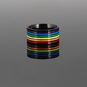 Schwarzer Edelstahlring mit bunten Regenbogenstreifen und poliertem Spiegel-Finish