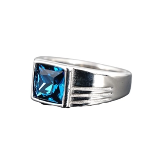 Herrenring aus Edelstahl mit großem quadratischem blauem Edelstein auf glattem Band