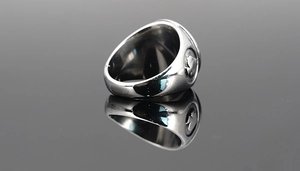Gros plan macro d'une bague vintage en acier titane avec symbole de pique noir gravé
