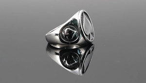 Vue détaillée d'une bague en acier titane vintage avec motif de pique et reflet miroir