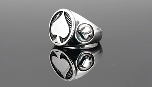 Détail d'une bague vintage en acier titane argenté avec motif de pique en relief