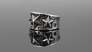 Vue détaillée du motif d'étoile punk vintage sur bague en acier titane texturé