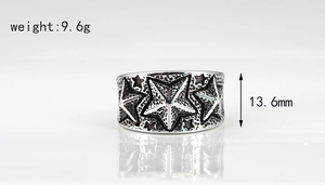 Détail de la bague vintage en acier titane avec motif étoile, largeur 13,6mm et poids 9,6g