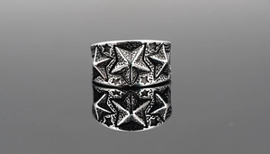 Détails de la bague vintage en acier titane avec textures d'étoiles en relief et noirci