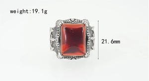 Detail eines Vintage Punk Herrenrings mit großem rotem Edelstein und Ethno-Gravuren