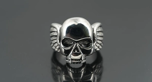 Makroaufnahme von Punk-Totenkopfring mit detaillierten Flügeln aus Vintage-Edelstahl