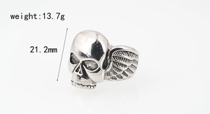 Detailansicht Totenkopf-Ring mit Flügeln, zeigt 13,7g Gewicht und 21,2mm Maße