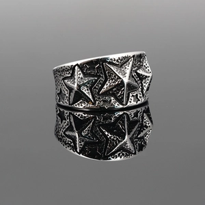 Bague punk rétro en acier inoxydable avec étoiles en relief et finition oxydée