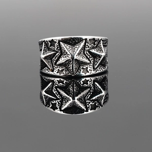 Bague large vintage en acier inoxydable avec relief d'étoiles et fini vieilli