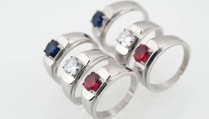 Vista detallada de anillos de plata con grandes piedras preciosas redondas rojas y azules