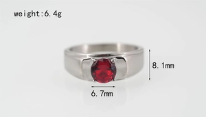 Vista detallada de anillo ancho plateado con gema roja, dimensiones y peso de 6,4 g