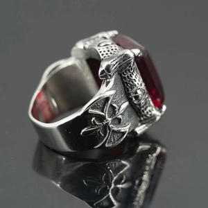 Punk Vintage Herrenring mit quadratischem rotem Edelstein und silbernem Adlerkrallen-Muster
