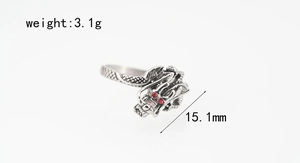 Detail van zilveren drakenring met rode strass ogen en schubben, gewicht 3,1g, maat 15,1mm