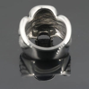 Vintage Punk Totenkopf Ring für Herren mit Flügeln aus Edelstahl, Nahaufnahme Draufsicht