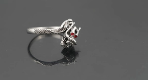 Gothic drakenring met rode kristallen ogen en gedetailleerde zilveren schubben