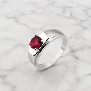 Anillo de plata clásico con rubí rojo redondo en un engaste de cuatro garras