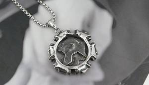 Makroaufnahme von Steampunk Zahnrad Totenkopf Anhänger mit Vintage Metallstruktur
