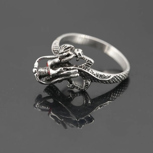 Retro drakenring voor heren van titaniumstaal met gedetailleerde schubben en rode accenten