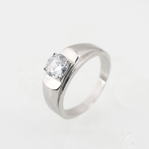 Anillo de plata clásico con circonita redonda y elegante engaste de cuatro garras