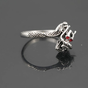 Vintage zilveren drakenkop ring voor heren met rode edelsteen ogen en schubben