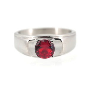 Anillo de plata clásico con gran rubí rojo redondo en un engaste de cuatro garras
